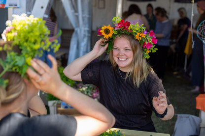 Mädchen mit Blumenkranz beim Woderkant Festival zur Kieler Woche