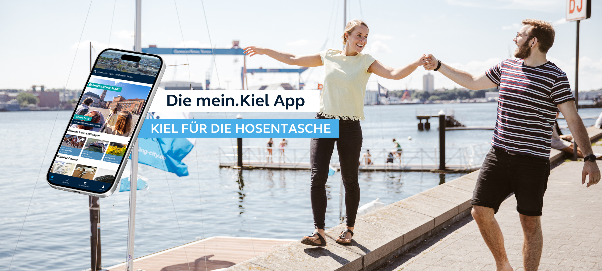 Pärchen spaziert an der Kiellinie entlang