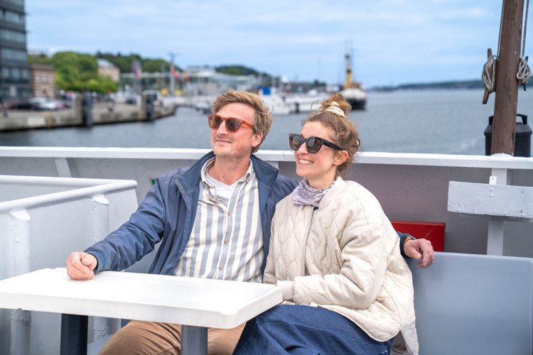  Mit dem Fördeschiff erlebst du Kiel von der Seeseite. Spüre die Vielseitigkeit der Stadt während einer Hafenrundfahrt! &nbsp;&nbsp;