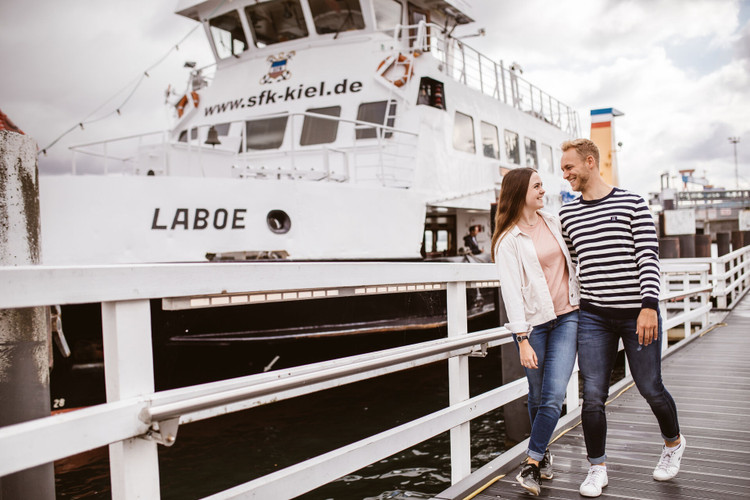  Mit dem Fördeschiff erleben Sie Kiel von der Seeseite. Spüren Sie die Vielseitigkeit der Stadt während einer Hafenrundfahrt!   