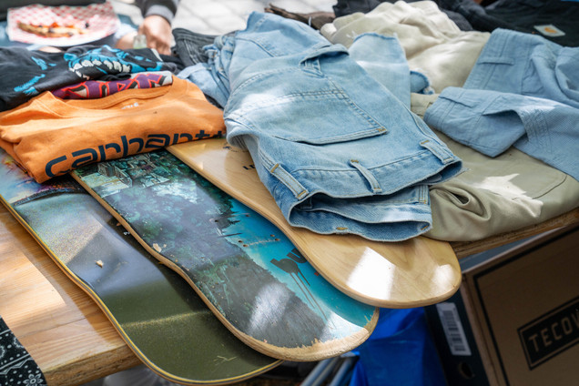 Flohmarktstand mit Skateboards und Klamotten