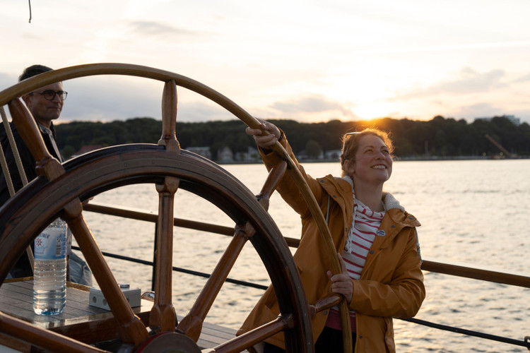  Genießen Sie die Kieler Woche vom Wasser aus! Ob zum Feuerwerk, zur Windjammerparade oder zu einer spannenden Regatta.