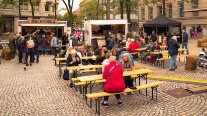 Viele Menschen an Tischen auf dem Asmus Bremer Platz