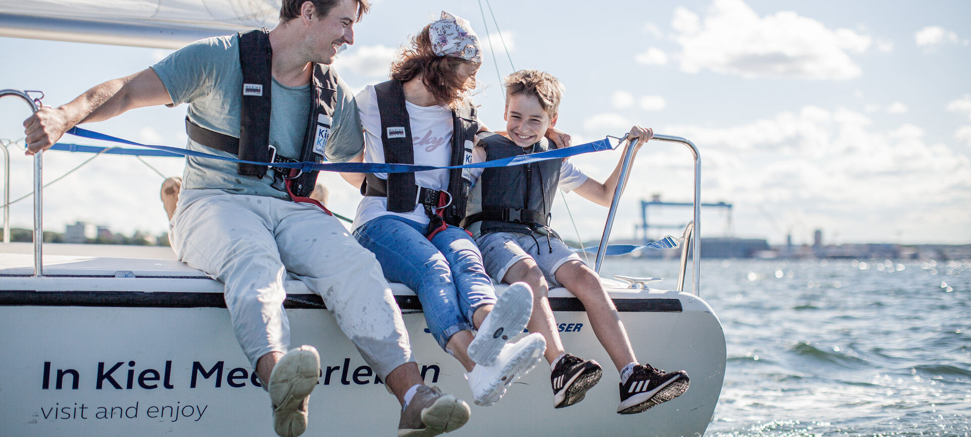 Familie genießt Fahrt auf einem Segelboot