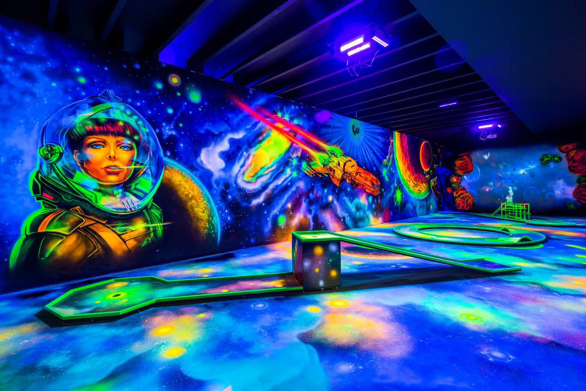Schwarzlichtminigolf