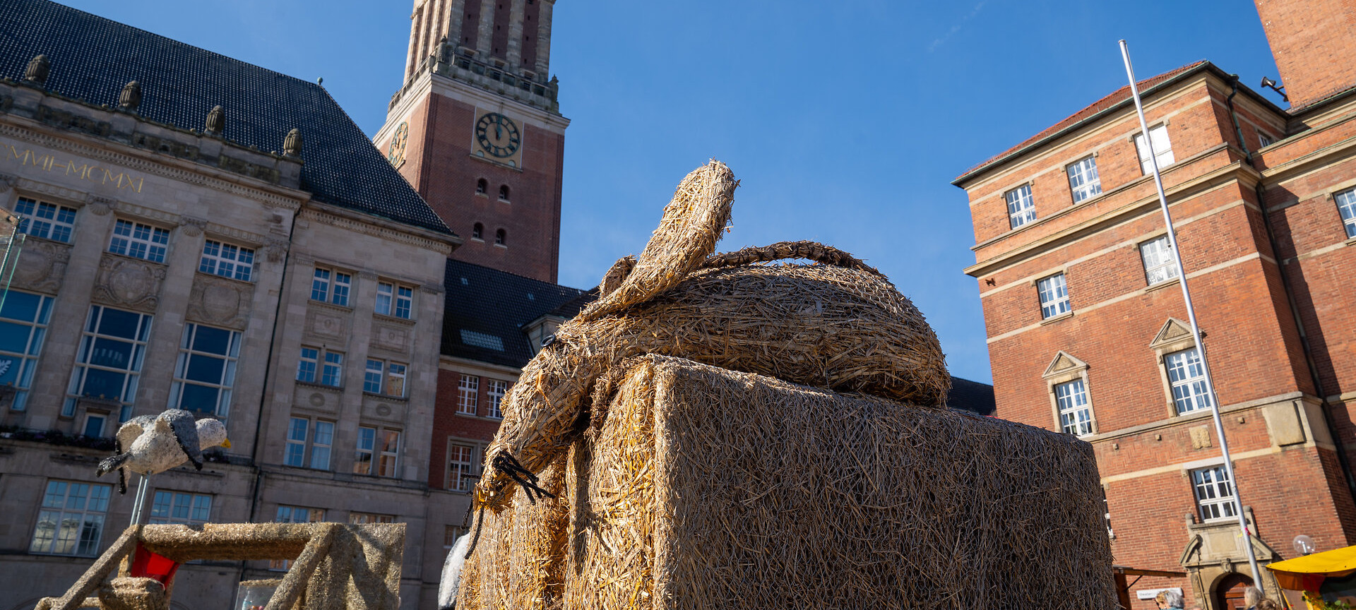 Strohfigur vor dem Rathausturm