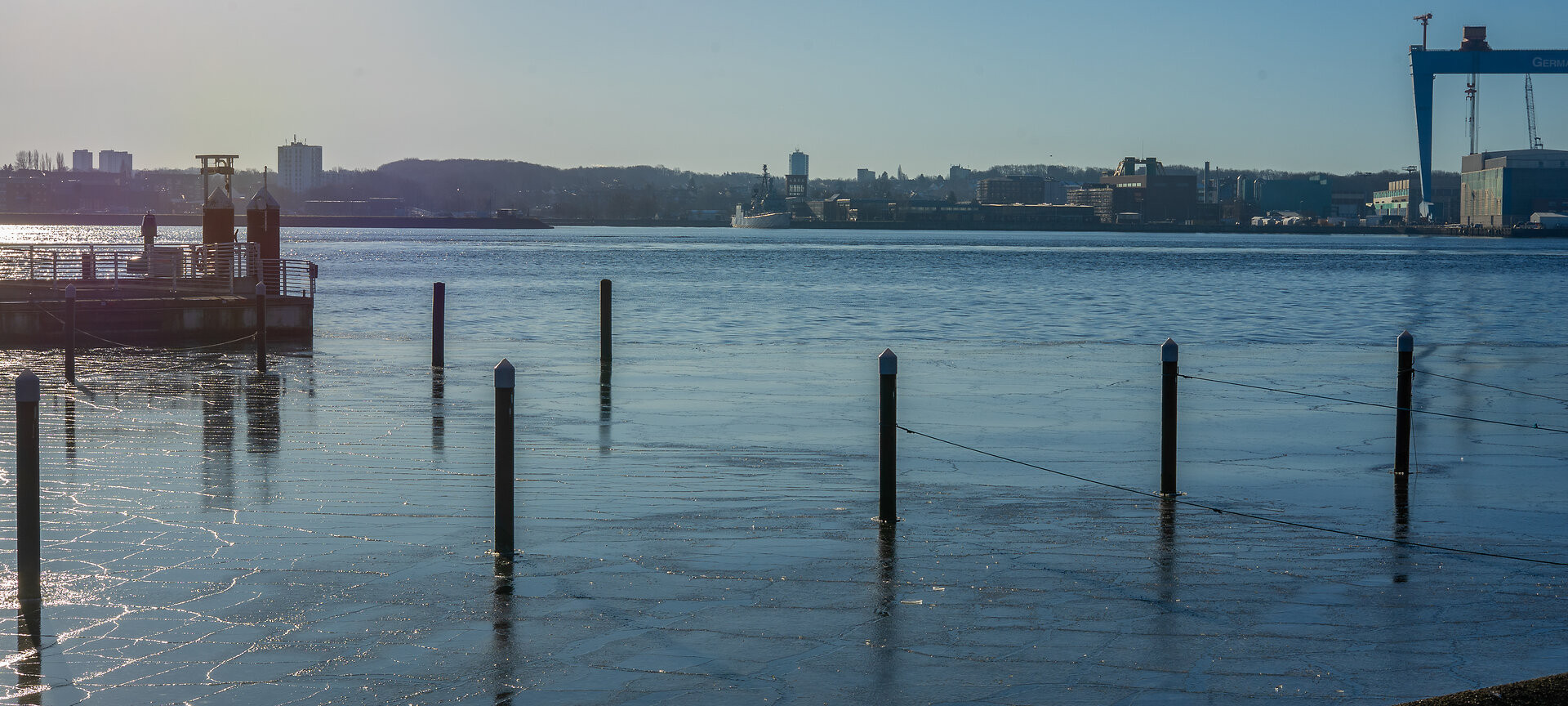 Die Kieler Förde bei Sonne mit Eisschollen
