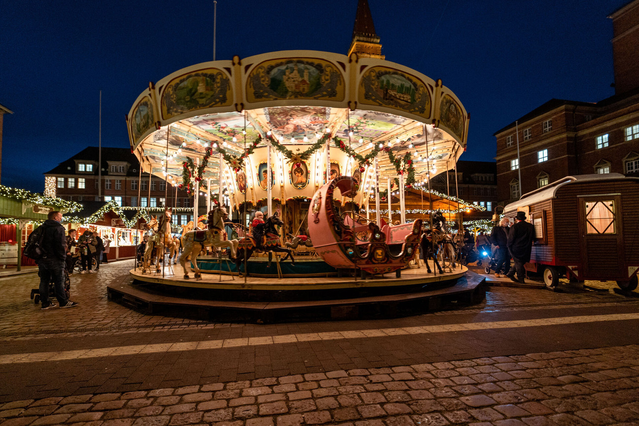 Historisches Karrussel auf dem Weihnachtsmarkt Rathausplatz
