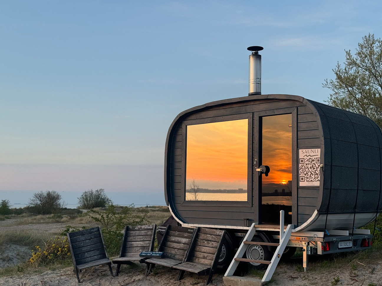 Mobiler Saunawagen vor dem Meer