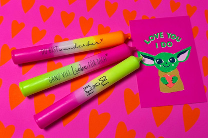 Bunte Stabkerzen mit Aufschriften und eine Karte