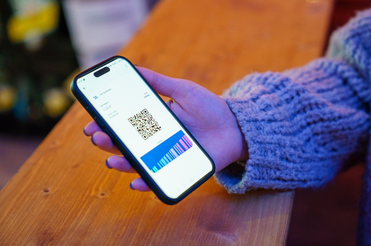  <a target="_blank" rel="noopener external" href="https://www.kielgutschein.de/g/cardinfo">Papiergutschein in Wallet digitalisieren: QR-Code des Gutscheins scannen und in der erhaltenen E-Mail den Link öffnen und speichern.</a>