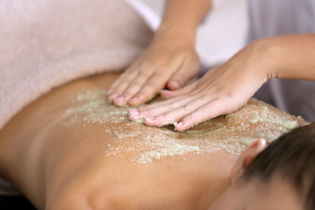 Frau, die eine Peeling-Massage bekommt