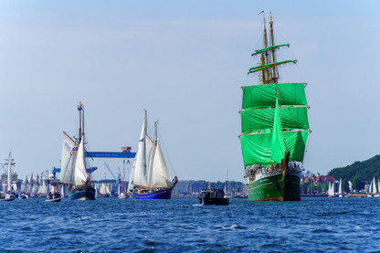 Mehrere Schiffe auf der Windjammer Parada während der Kieler Woche