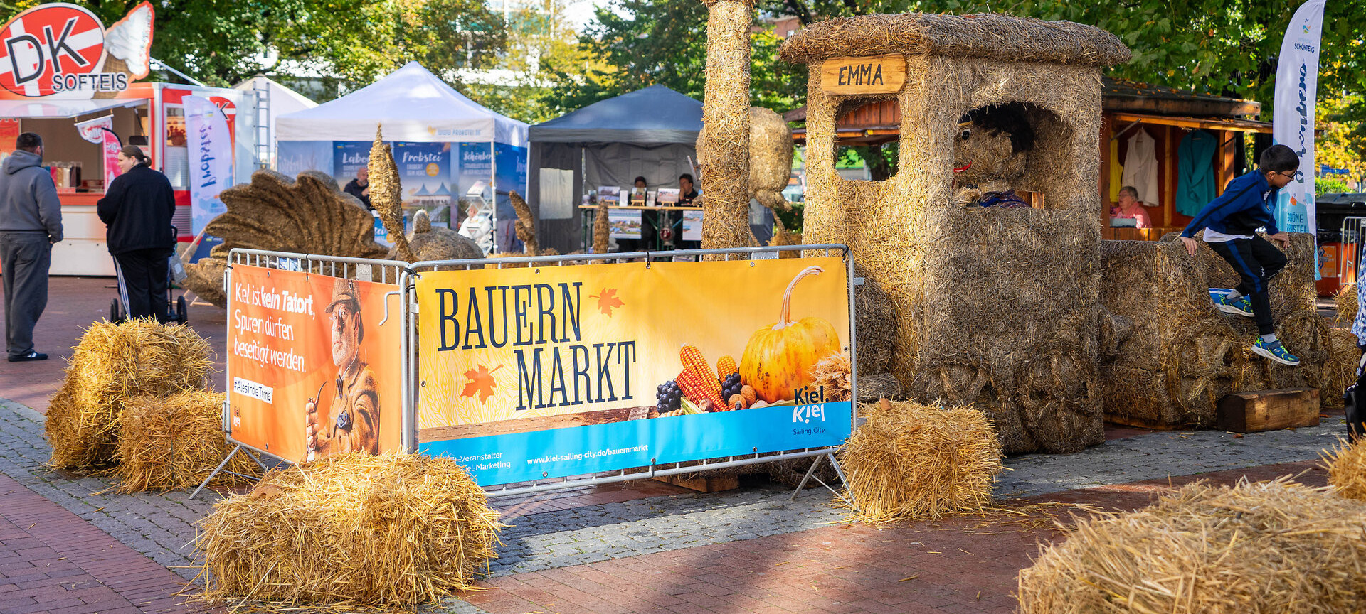 Strohfigur vor dem Rathausturm