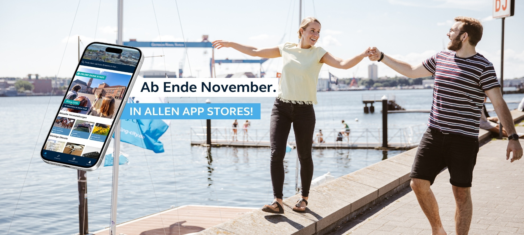 Pärchen spaziert an der Kiellinie entlang