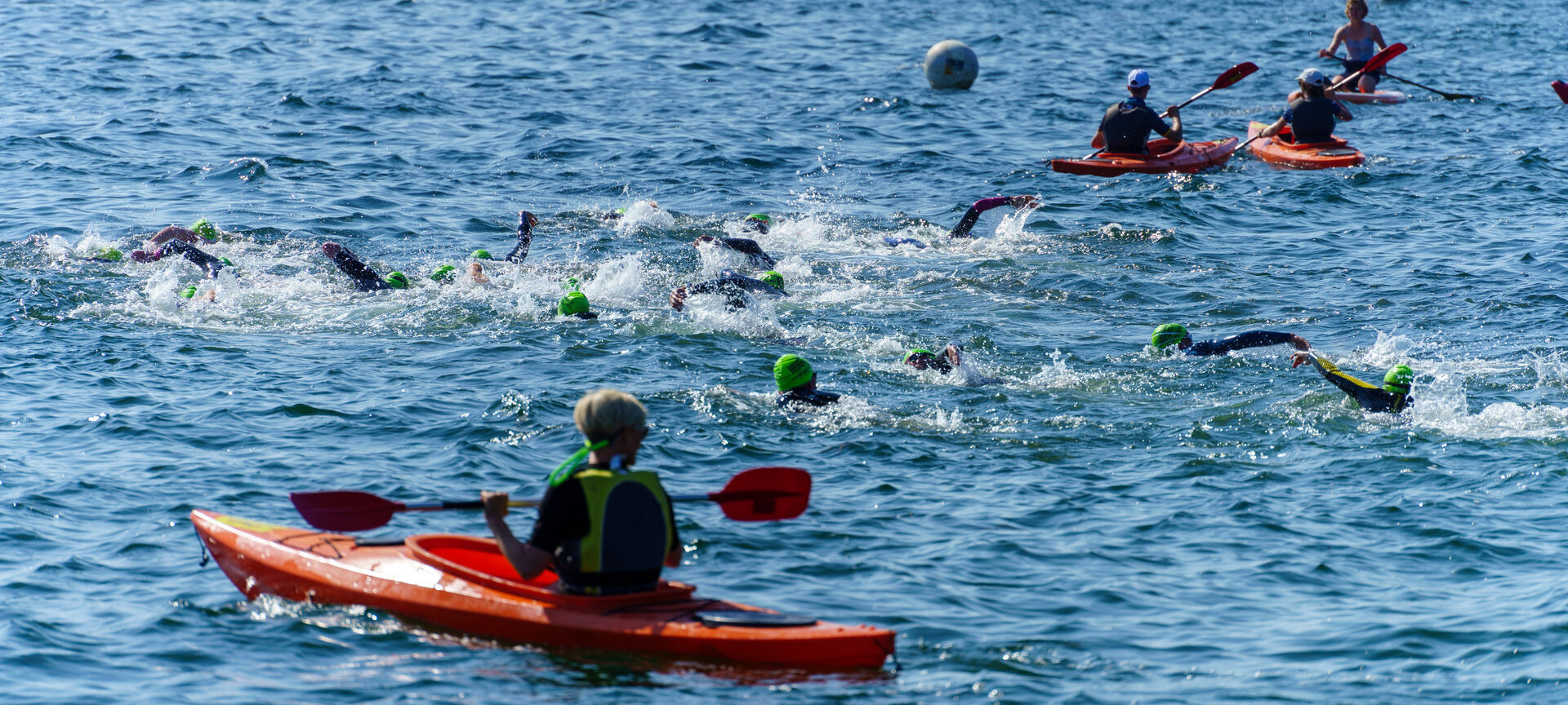 Schwimmer*innen und Kanufahrer*innen auf der Ostsee