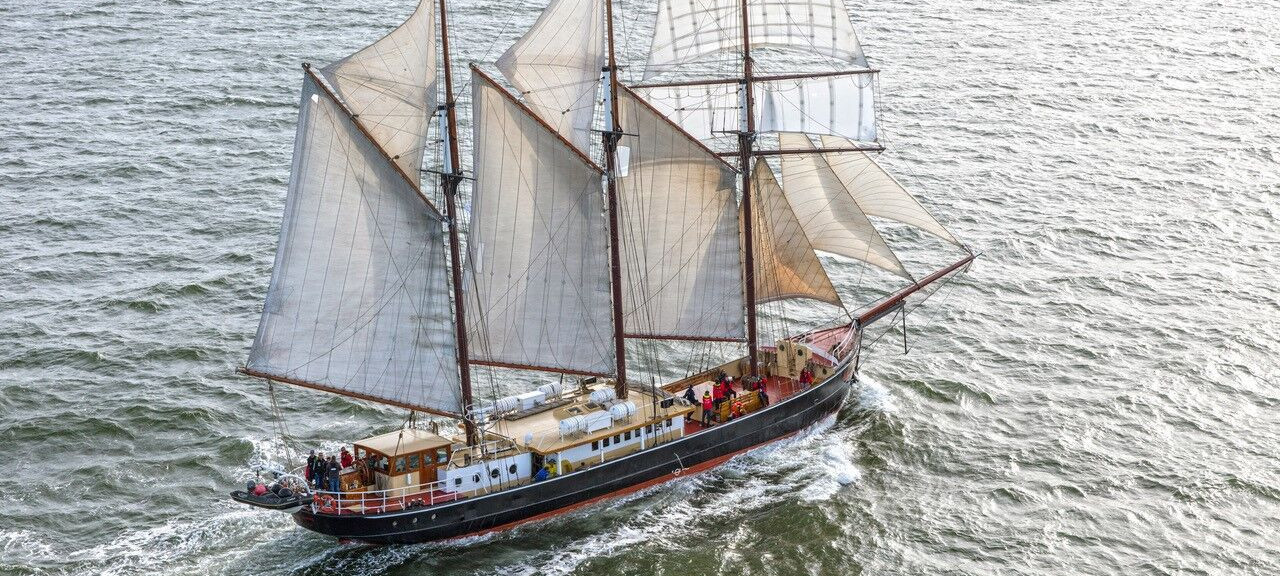 Segelschiff mit gespannten Segeln