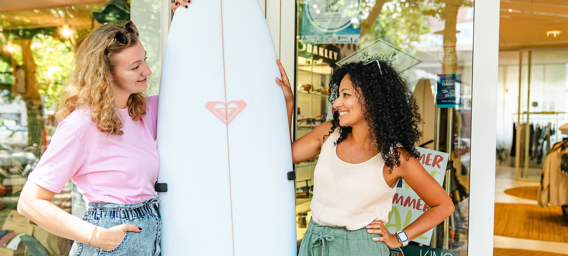 Zwei Frauen vor einem Surfshop in der Kehdenstraße