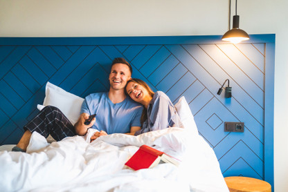 Pärchen sitzt im Bett