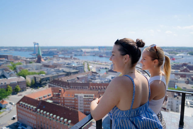 Zwei Frauen auf dem Kieler Rathausturm mit Blick über die Dächer Kiels