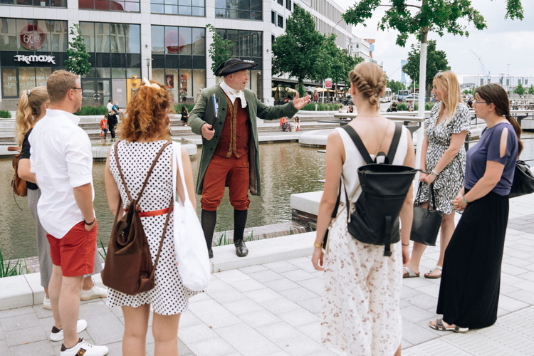  <a href="/kieler-foerde-entdecken/sightseeing/stadtspaziergaenge">Stadtrundgang Manufaktour: Ein ehrwürdiger Kaufmann führt Sie durch die Stadt und stellt Ihnen Kiel und Kieler Manufakturen vor.</a>