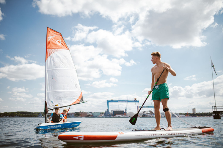  Top 10 Wassersportmöglichkeiten<br><br>SUPen, Segeln, Schwimmen und Co.