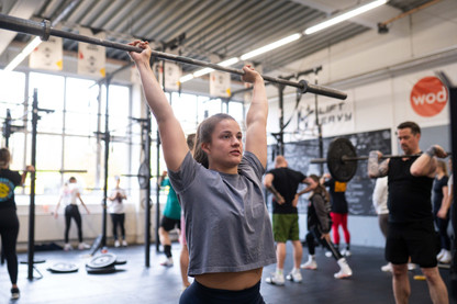 Menschen machen Sport im Fitnessstudio