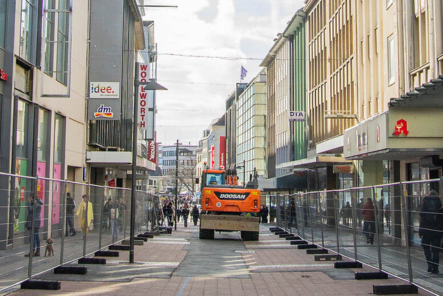 Kleines Mädchen beim Sandsack-Werfen