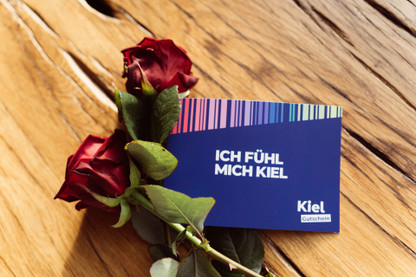 Kielgutschein und Rosen