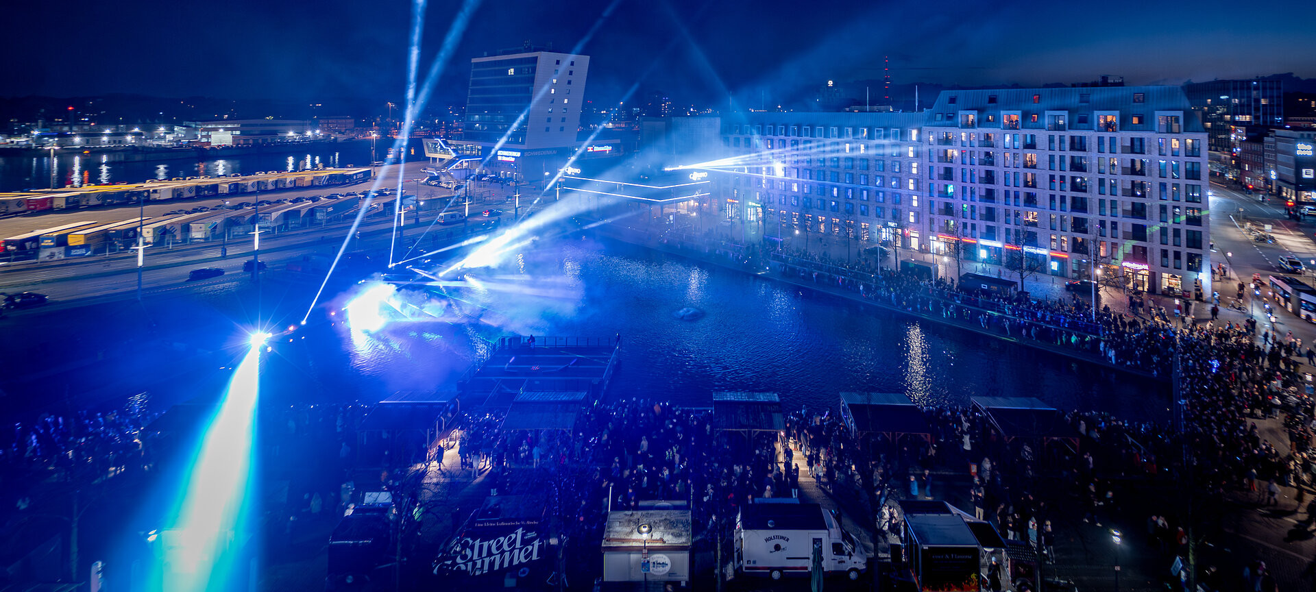 Lichtershow und Menschenmenge auf dem Rathausplatz beim Kieler Lichtermeer
