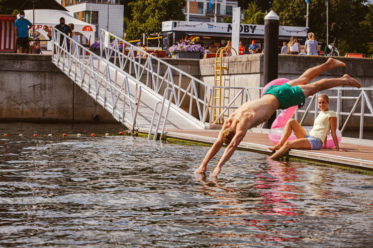  Strände und Badestellen<br><br>Baden bei frühlingshaften Temperaturen: auch am Badesteg an der Kiellinie möglich.&nbsp;