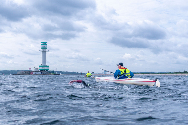 Paddlers and swimmers on the way to Falkenstein beach