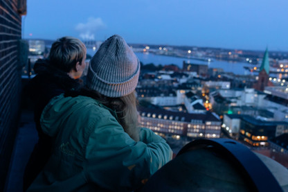 Pärchen genießt den Ausblick vom Rathausturm aus im Winter