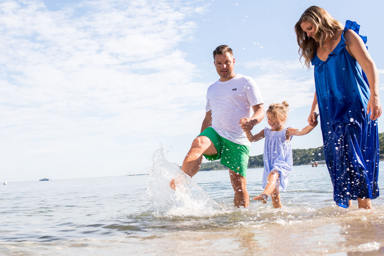 Familie läuft durchs Wasser