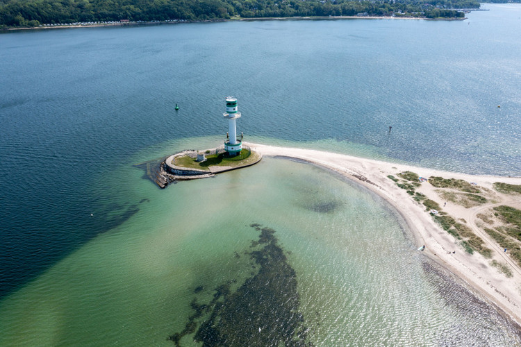  <a href="/kieler-foerde-entdecken/strandorte/pries-friedrichsort">Direkt nördlich von Holtenau liegt der Ort Pries-Friedrichsort, der unzählige Aktivitäten zu bieten hat: Hier gibt es viel zu entdecken.</a>