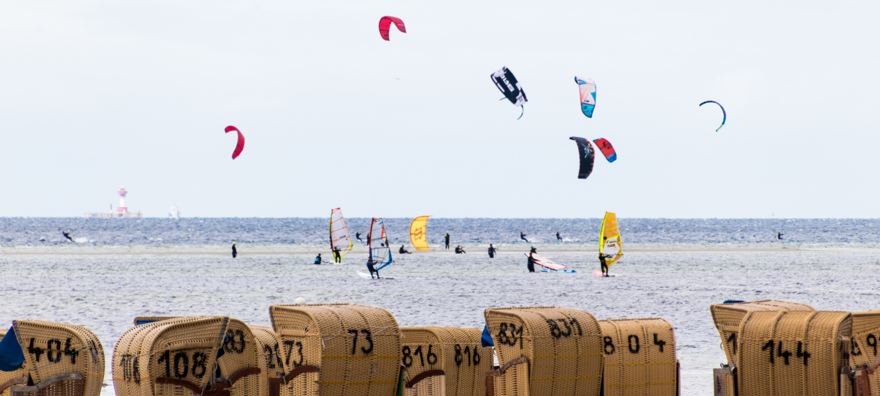 Blick auf Strand von Laboe mit Kite-Surfern