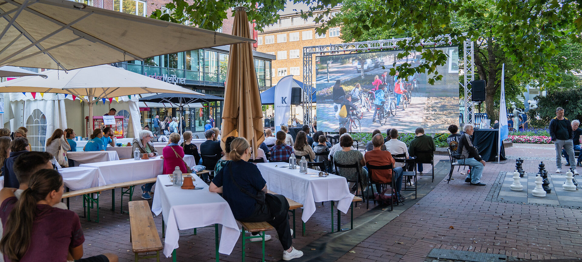 Open Air Kino beim Event PlatzKultur auf dem Holstenplatz