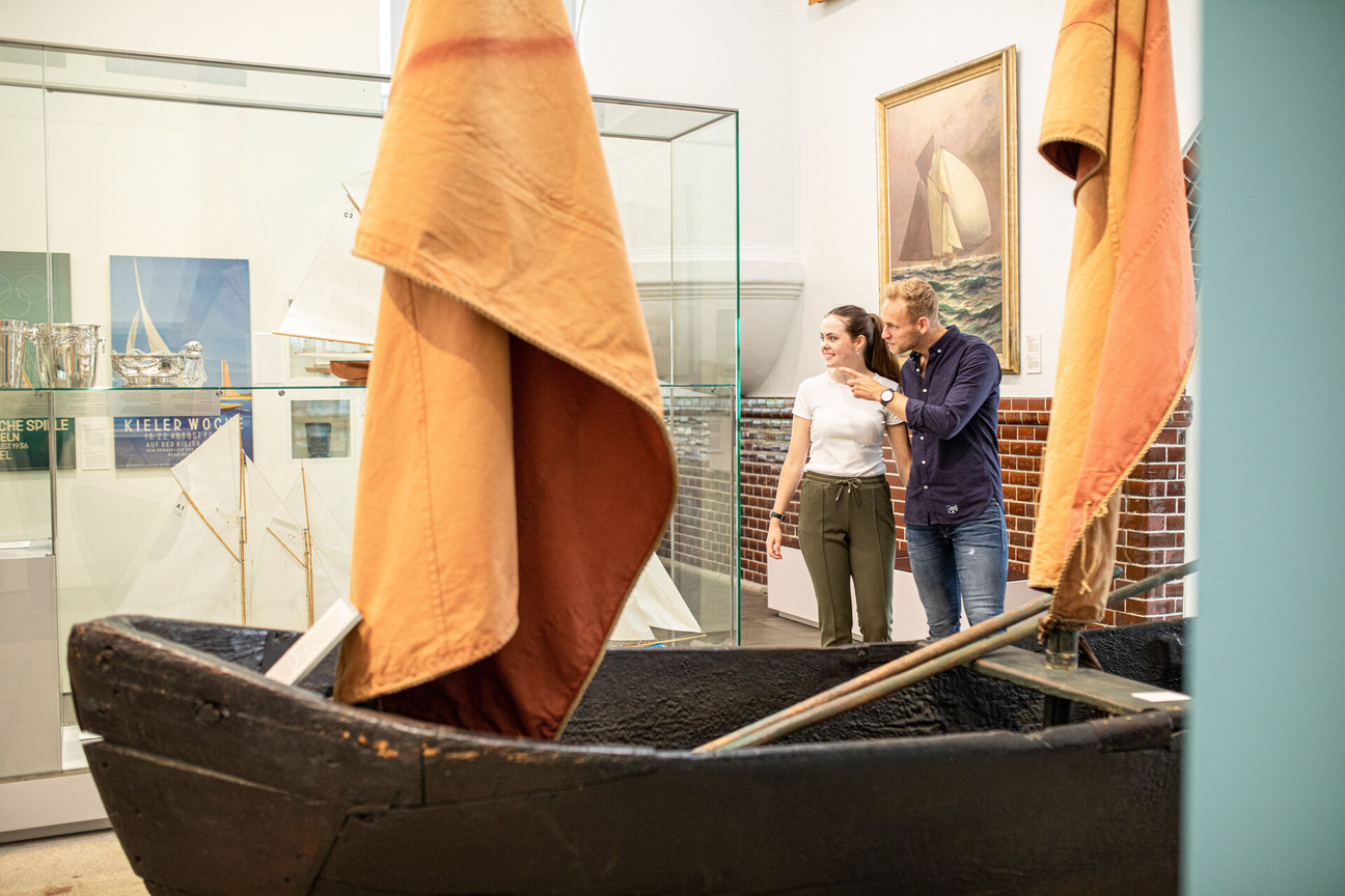 Paar besichtigt das Schifffahrtsmuseum