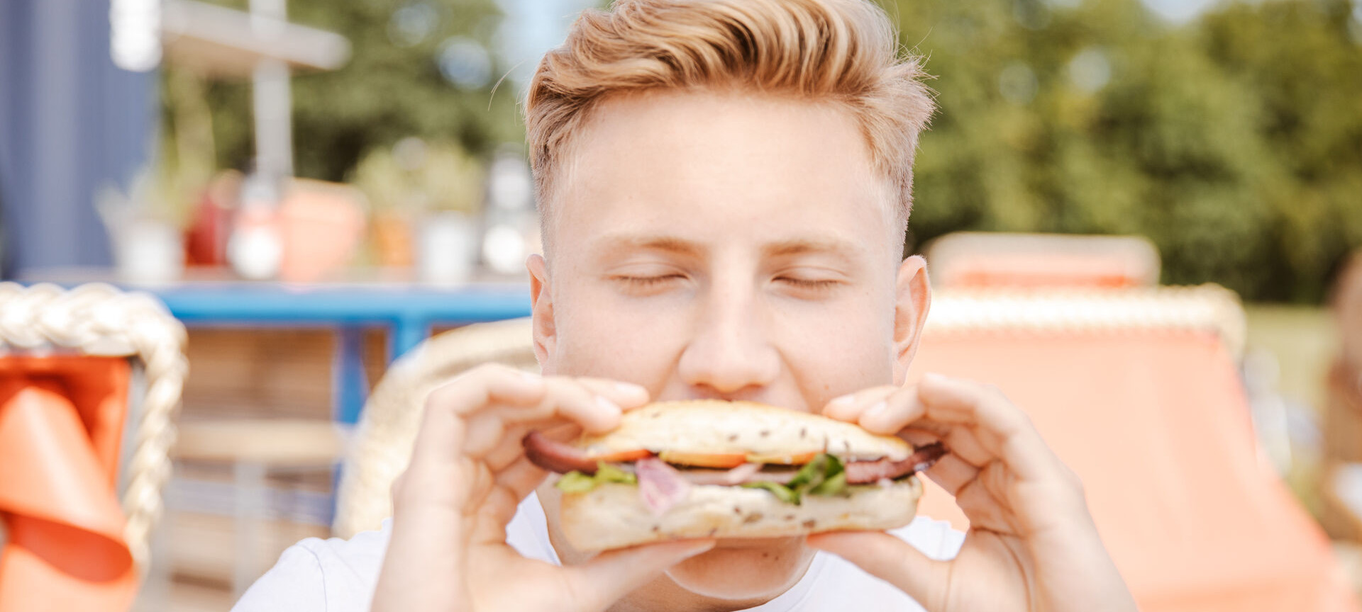 Jemand isst ein Fischbrötchen
