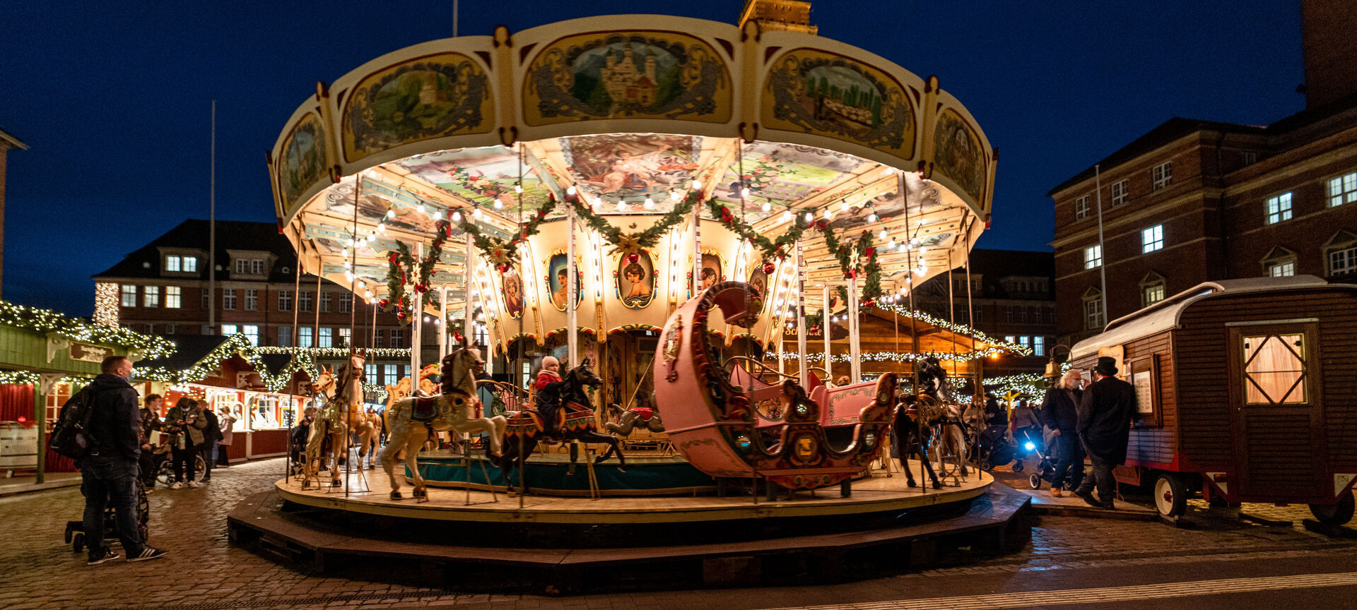 Historisches Karrussel auf dem Weihnachtsmarkt Rathausplatz
