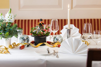 KielGutschein mit geschmücktem Weihnachtsbaum im Hintergrund