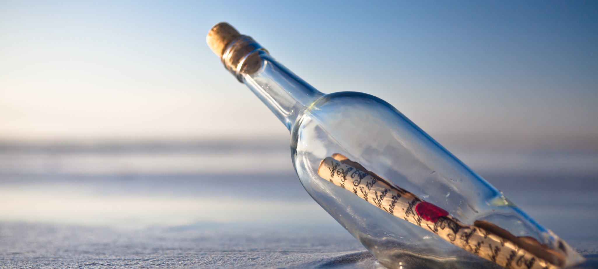 Eine Flaschenpost am Strand
