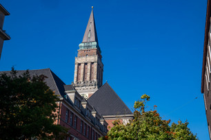 Rathausturm im sonnigen Herbst