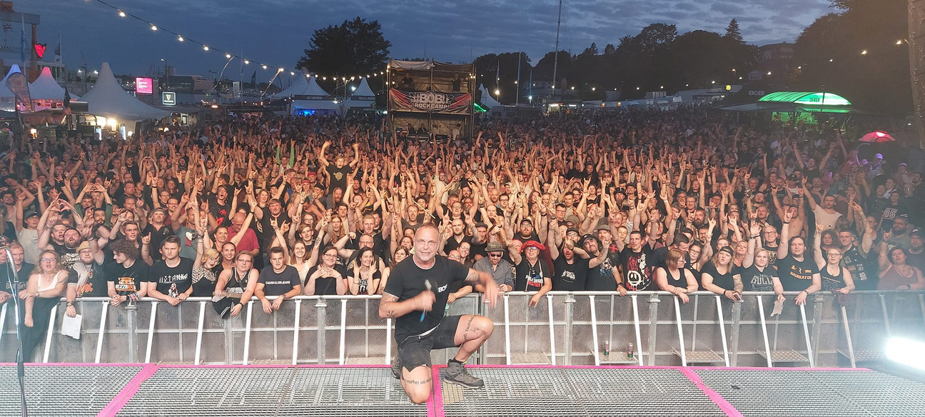 Maschine vor Konzertpublikum