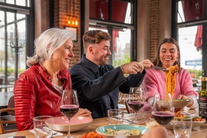Familie isst in der L'Osteria