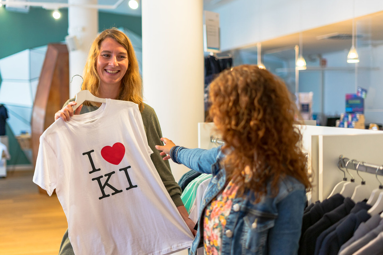 Zwei Frauen beim Shoppen im Welcome Center Kieler Förde