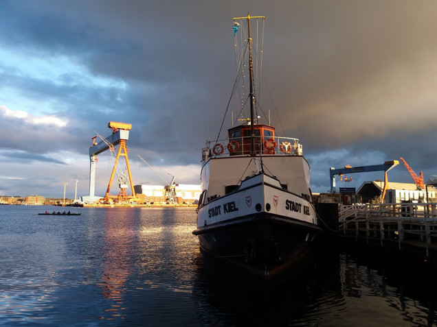 Kieler Hafen mit Wolken