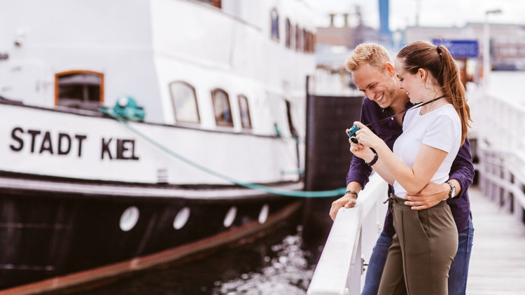  Auf dem Wasser<br><br>Ob Hafenrundfahrt oder Segeltörn: Eine Schiffstour auf der Förde ist immer ein Erlebnis.