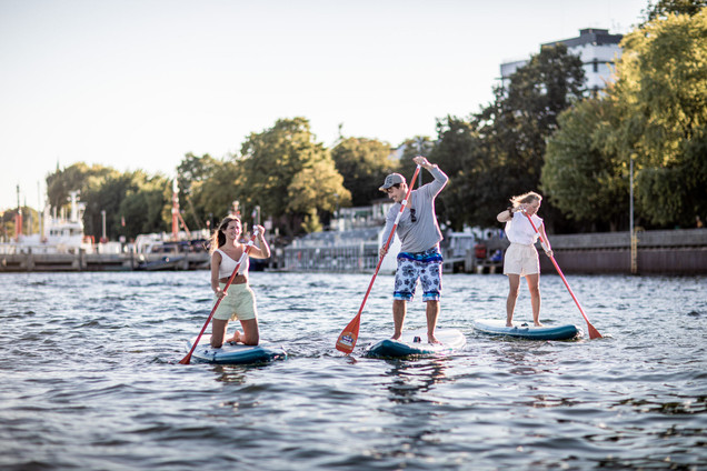 Stand Up Paddling auf der Kieler Förde. 