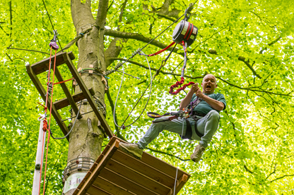 Jemand klettert Hochseilgarten Altenhof